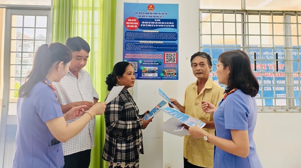 VKSND Khu vực 4 - Cần Thơ hoàn thành lắp đặt biển Fomex tuyên truyền Nghị quyết số 205/2025/QH15 tại 13/13 xã, phường trên địa bàn