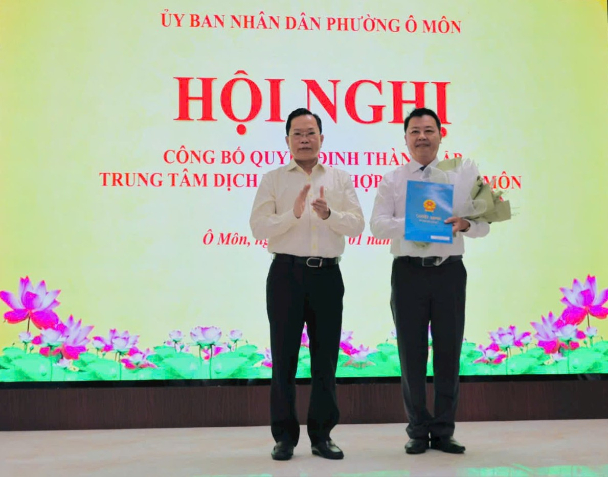 Phường Ô Môn trao quyết định thành lập Trung tâm Dịch vụ tổng hợp